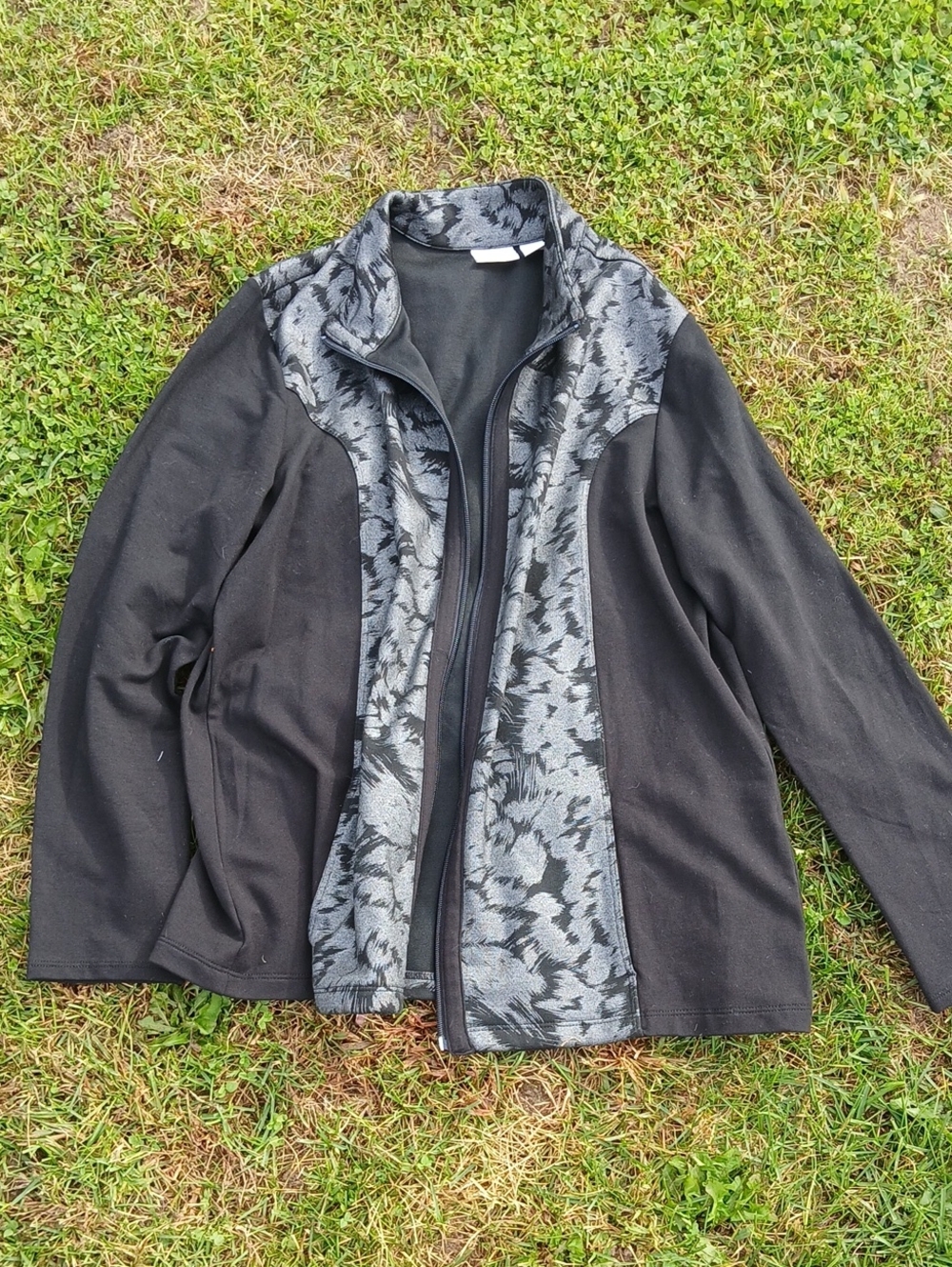 Chico's Weekends Black Zippered Jacket with Gray Patterned Front Panels Size 2